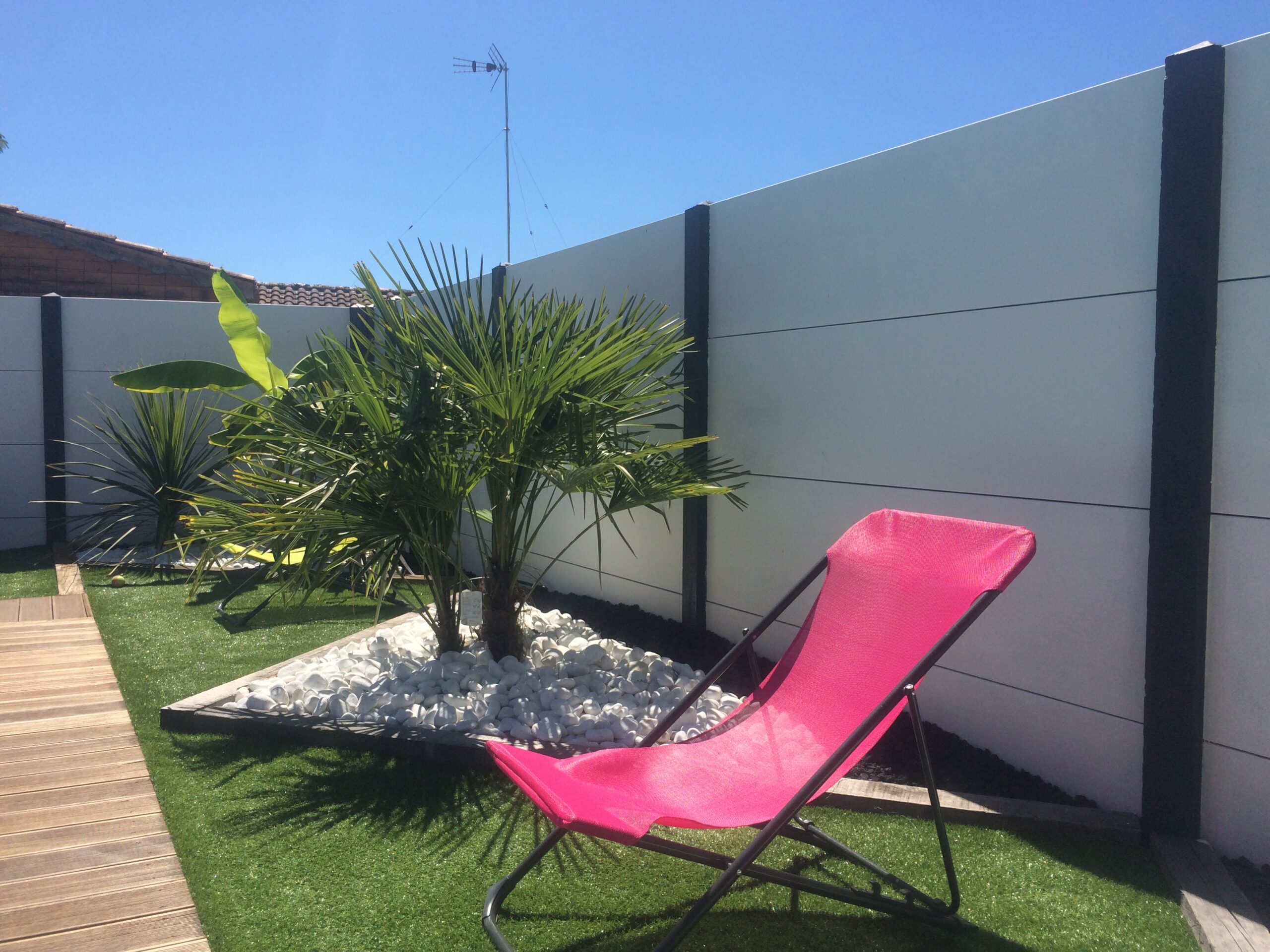 Panneaux de Clôture Béton couleur ton pierre et massif de plantes colorées
